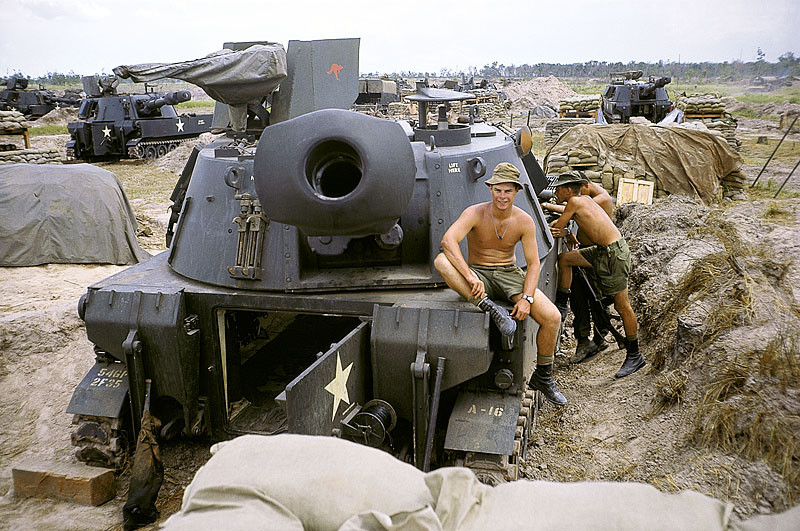 Một căn cứ pháo binh bao gồm toàn pháo tự hành. Việc "chôn" pháo tự hành trong căn cứ pháo binh là một trong những sai lầm khá lớn vì nó sẽ làm mất đi khả năng cơ động chiến thuật vốn có của loại pháo này. Nguồn ảnh: Vietnamwarmil.