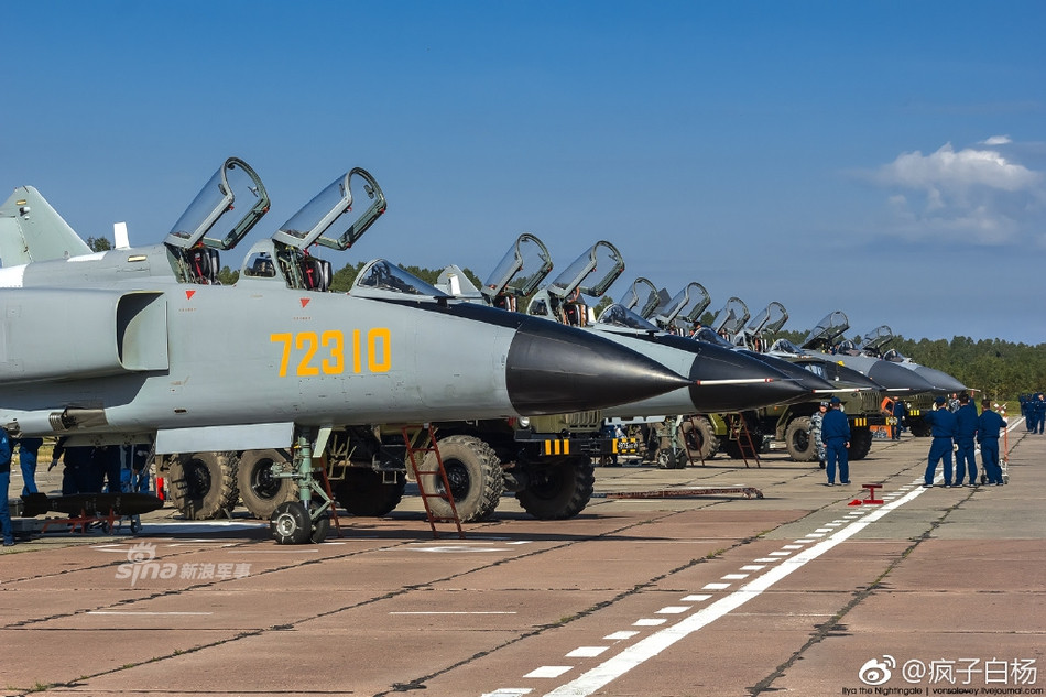 Và phải tới tận lúc này, giới truyền thông Trung Quốc mới có cái nhìn cận cảnh nhất về dàn máy bay chiến đấu mà nước này mang tới Nga tham gia cuộc tập trận chung "Sứ mệnh Hòa bình 2018". Nguồn ảnh: Weibo.
