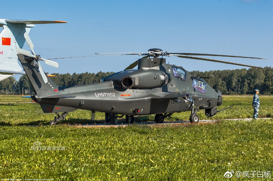 Trong số các loại phương tiện chiến tranh mà Trung Quốc mang tới Nga tham gia cuộc tập trận Sứ mệnh Hoà bình có cả máy bay trực thăng tấn công WZ-10 do Trung Quốc tự sản xuất. Nguồn ảnh: Weibo.