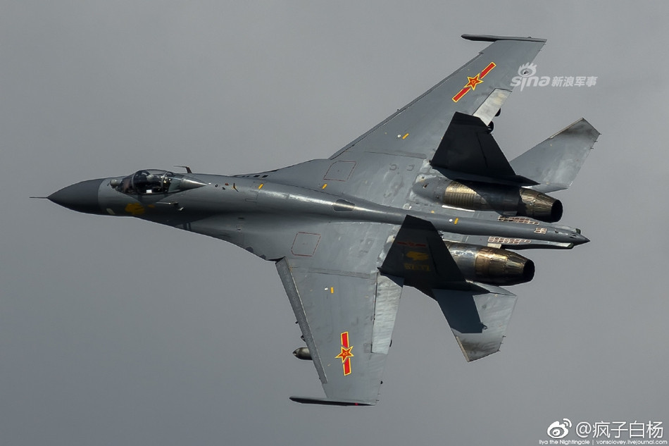 Tới nay có thể coi tiêm kích J-11 chính là xương sống trong lực lượng Không quân Trung Quốc dùng chúng mới chỉ có số lượng dưới 300 chiếc - vẫn ít hơn nhiều so với lượng tiêm kích J-10 có mặt trong không quân nước này. Nguồn ảnh: Weibo.