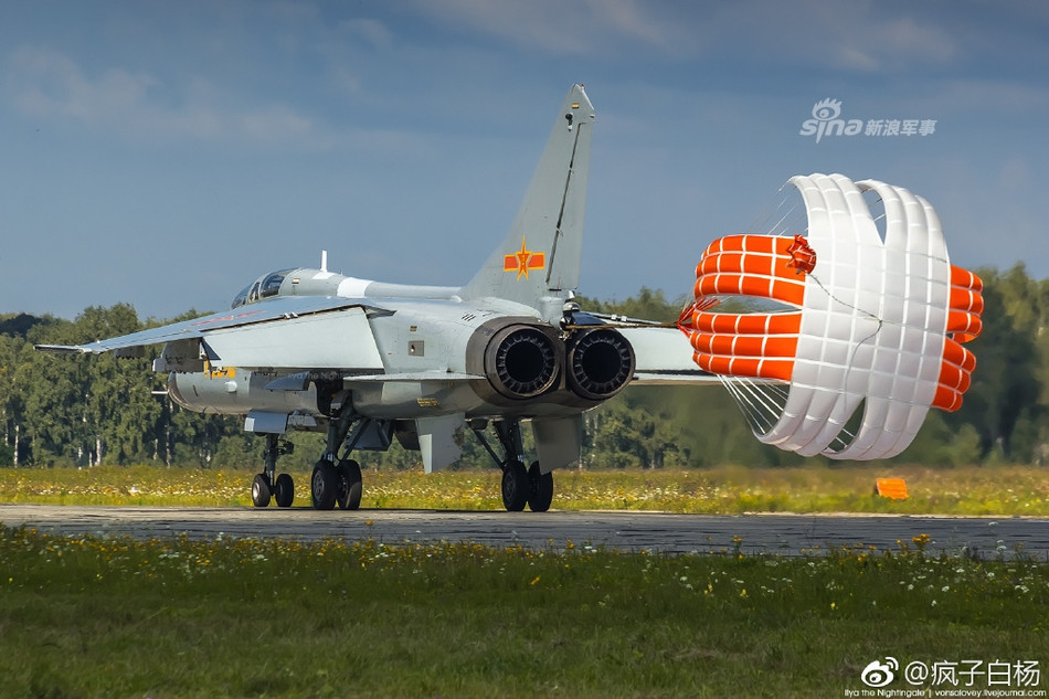 JH-7A là loại chiến đấu cơ hai động cơ hai chỗ ngồi, phục vụ trong cả Không quân Hải quân Trung Quốc lẫn Không quân Lục quân Trung Quốc. Chiến đấu cơ này có tầm hoạt động 1750 km/h, tốc độ tối đa 1800 km/h và bắt đầu được đưa vào sử dụng từ tháng 12/1988. Nguồn ảnh: Weibo.