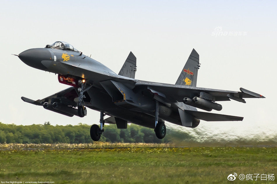 J-11 là loại tiêm kích đa năng hai động cơ, có tốc độ tối đa lên tới 2500 km/h, tầm bay tối đa 3500 km. Tuy là loại máy bay do Trung Quốc sản xuất tuy nhiên động cơ của J-11 vẫn là Saturn AL-31 do Nga thiết kế. Nguồn ảnh: Weibo.