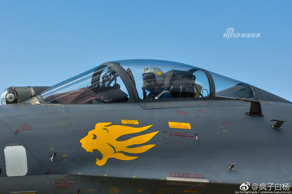 Ngoài ra còn có các loại chiến đấu cơ chủ lực khác ví dụ như tiêm kích đa năng J-11. Đây cũng là loại chiến đấu cơ do Trung Quốc tự nghiên cứu và phát triển dựa trên bản Su-27 do Liên Xô thiết kế trước đây. Nguồn ảnh: Weibo.