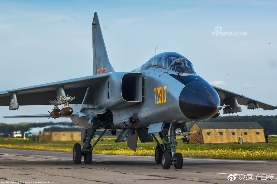 Tiêm kích - bom JH-7A của Không quân Trung Quốc trở về sau cuộc tập trận "Sứ mệnh Hòa bình 2018" vừa diễn ra ở Nga. Đây là loại máy bay còn được biết tới với tên gọi FBC-1 "Flying Leopard". Nguồn ảnh: Weibo.