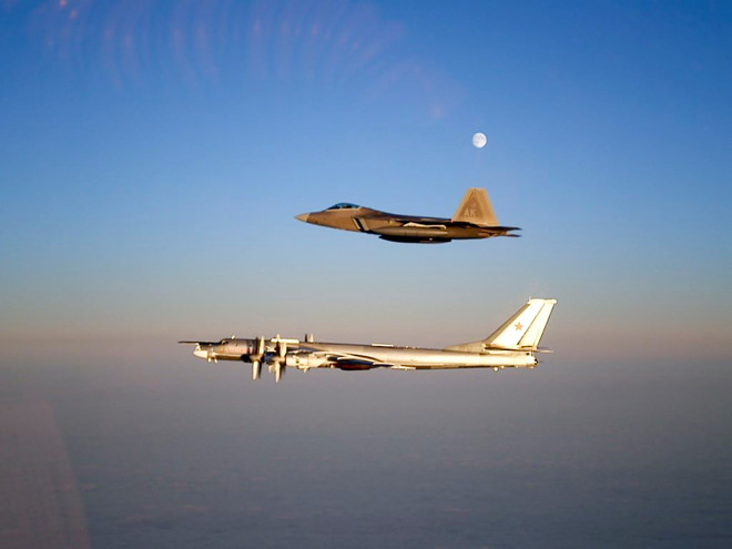 Việc Tu-95 bay gần Alaska diễn ra đúng thời điểm Nga đang tổ chức cuộc tập trận Vostok 2018 với quy mô lớn chưa từng có, với sự tham gia của quân đội Trung Quốc và Mông Cổ. Giới phân tích quân sự cho rằng máy bay ném bom Nga đang tìm cách kiểm tra thời gian phản ứng của Mỹ. Nguồn ảnh: USAF.