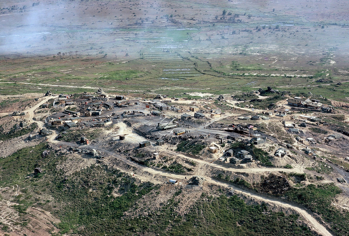 Các trận địa pháo thường được xây dựng trên những đồi, gò cao, có diện tích lớn, giao thông hào chằng chịt. Nguồn ảnh: Vietnamwarmil.