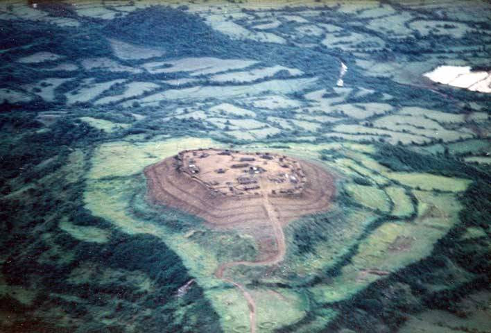 Do các cản trở về mặt kỹ thuật của thời kỳ này, việc sử dụng pháo binh bắn từ trận địa này sang trận địa khác để yểm trợ cũng được Mỹ hạn chế tối đa vì độ chính xác không cao, nếu lệch mục tiêu có thể rót nhầm thẳng vào quân mình. Nguồn ảnh: Vietnamwarmil.