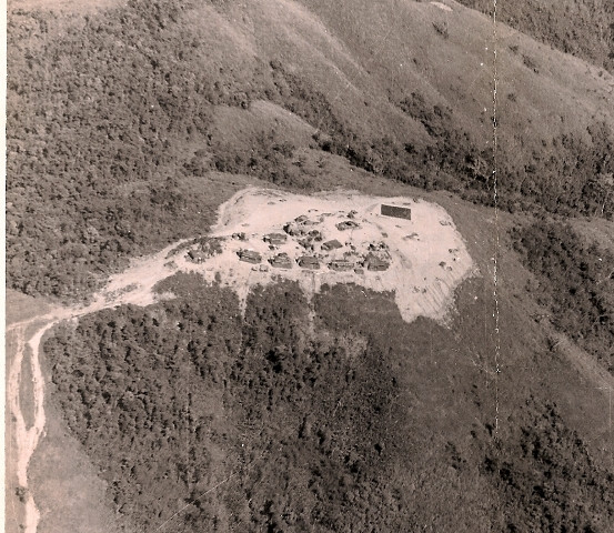 Một căn cứ pháo binh kiêm trạm tiếp sóng được Mỹ đặt tại miền trung trong Chiến tranh Việt Nam. Nguồn ảnh: Vietnamwarmil.