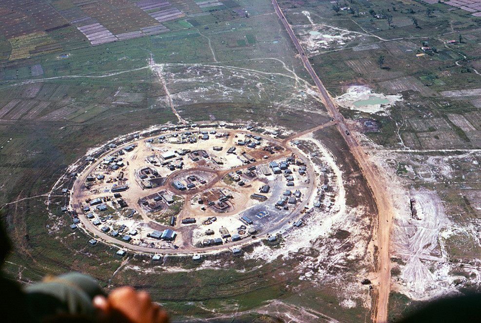 Một căn cứ pháo binh của Mỹ được thiết kế theo đúng tiêu chuẩn khi nhìn từ trên cao. Nguồn ảnh: Vietnamwarmil.