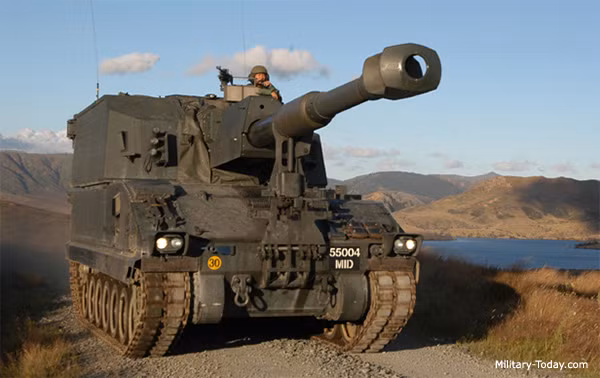 Khẩu pháo sử dụng cỡ nòng 155mm chuẩn NATO với chiều dài nòng bằng 39 lần đường kính nòng pháo. Thậm chí khẩu pháo tự hành SSPH của Singapore còn có cơ chế tự động nạp đạn hoặc bán tự động nạp đạn - biến nó thành khẩu pháo hiện đại hơn cả pháo tự hành của Mỹ, vốn chỉ nạp đạn bằng tay. Nguồn ảnh: Militarytoday.