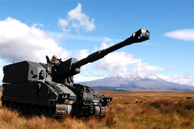 Góc nâng hạ nòng của khẩu pháo tự hành này là từ dương 75 độ cho tới âm 5 độ - đảm bảo nó có thể tác chiến được ở những khu vực có địa hình chia cắt mạnh mà không gặp phải khói khăn trong việc lấy góc bắn. Nguồn ảnh: Militarylife.