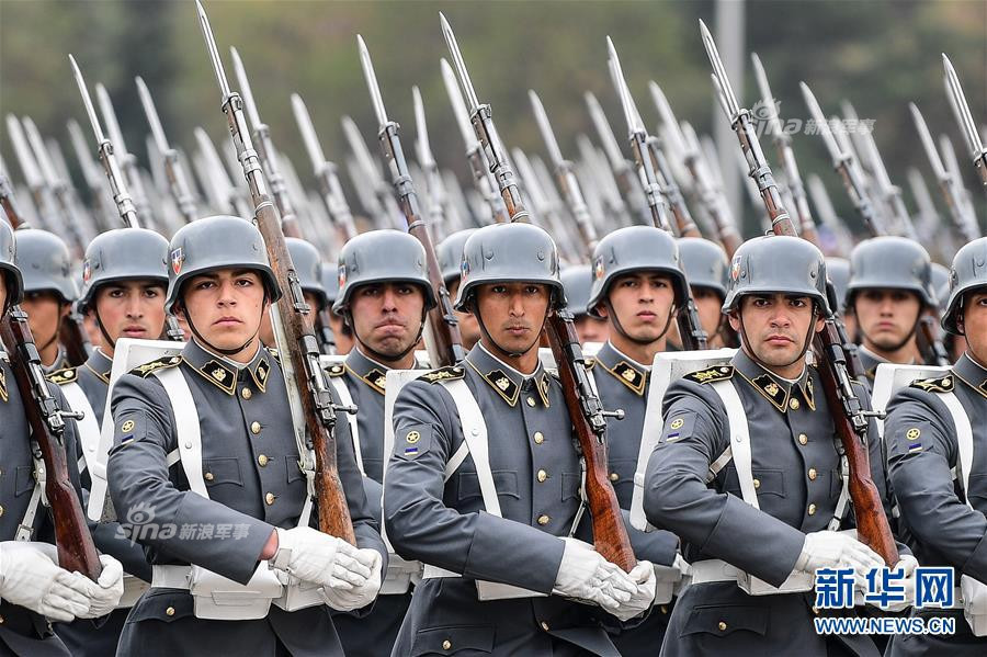 Đội nghi lễ của Quân đội Chile với quân phục, mũ và súng trường giống hệt với quân đội Đức thời Thế chiến thứ hai. Nguồn ảnh: News.