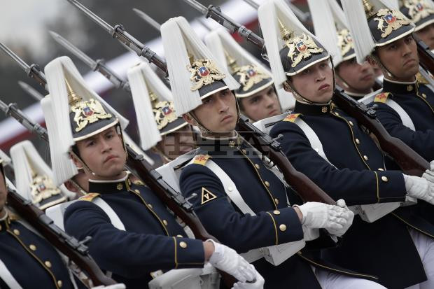 Khối danh dự của Quân đội Chile với chiếc mũ có tạo hình giống hệt với mũ của quân đội Đức thời Chiến tranh Thế giới thứ nhất. Nguồn ảnh: FTA.