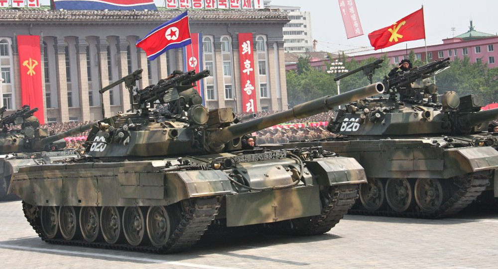 Hiện đại hơn là phiên bản xe tăng chủ lực chiến trường Chonma 215-216. Đây là loại xe tăng được Triều Tiên tự sản xuất và mang trong mình những công nghệ của T-62, T-72, Type 88 và Ch'onma-ho kể trên. Nguồn ảnh: Chinanews.