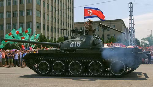 Tổng cộng trong biên chế của quân đội Triều Tiên có khoảng 300 xe tăng Type 59. Kết hợp vùng với khoảng 1600 chiếc T-55, đây chính là lực lượng chủ lực của tăng thiết giáp Triều Tiên với số lượng lớn nhất. Nguồn ảnh: Tube.