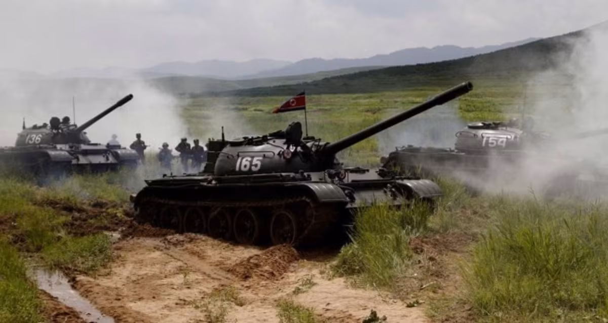 So với phiên bản gốc, dường như một số lượng lớn xe tăng T-55 của Triều Tiên đã được nâng cấp với giáp phản ứng nổ giúp nó có thể sống sót được khi phải đối đấu với các loại xe tăng hiện đại hơn ra đời sau này. Nguồn ảnh: NBC.