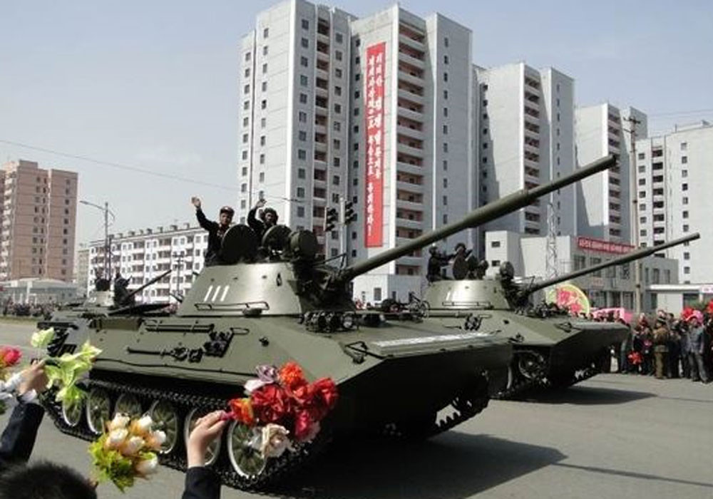 Cuối cùng là loại xe tăng hạng nhẹ lội nước PT-85. Đây là loại xe tăng cũng do Triều Tiên tự sản xuất, có số lượng tổng cộng trong biên chế của quân đội nước này khoảng 500 chiếc. Nguồn ảnh: Tube.