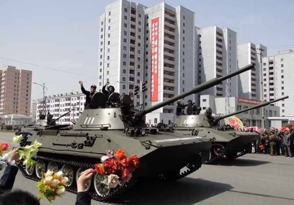 Cuối cùng là loại xe tăng hạng nhẹ lội nước PT-85. Đây là loại xe tăng cũng do Triều Tiên tự sản xuất, có số lượng tổng cộng trong biên chế của quân đội nước này khoảng 500 chiếc. Nguồn ảnh: Tube.