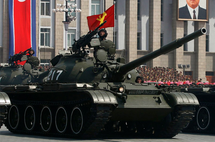 Xe tăng T-62 của Triều Tiên cũng nhiều lần xuất hiện trong các cuộc duyệt binh diễn ra trong các năm gần đây. Đây là loại xe tăng ra đời từ năm 1961, có thiết kế tương đồng với T-55 và là loại xe tăng đầu tiên trên thế giới sử dụng pháo nòng trơn. Nguồn ảnh: PDC.