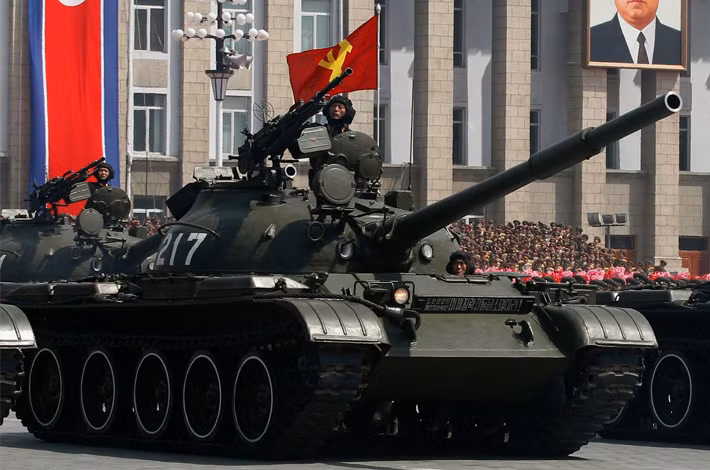 Xe tăng T-62 của Triều Tiên cũng nhiều lần xuất hiện trong các cuộc duyệt binh diễn ra trong các năm gần đây. Đây là loại xe tăng ra đời từ năm 1961, có thiết kế tương đồng với T-55 và là loại xe tăng đầu tiên trên thế giới sử dụng pháo nòng trơn. Nguồn ảnh: PDC.