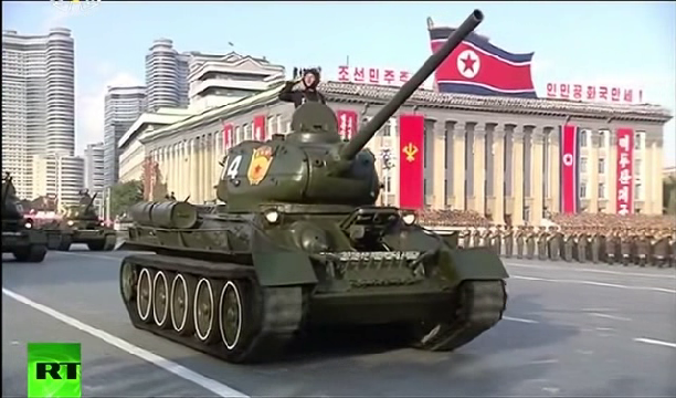 Theo các số liệu của thế giới, Triều Tiên có trong tay khoảng 650 chiếc T-34. Tuy nhiên nhiều người cho rằng toàn bộ số xe tăng này chỉ được Triều Tiên đặt trong tình trạng dự bị - nghĩa là thường xuyên nằm kho và ít được mang ra sử dụng. Nguồn ảnh: RT.