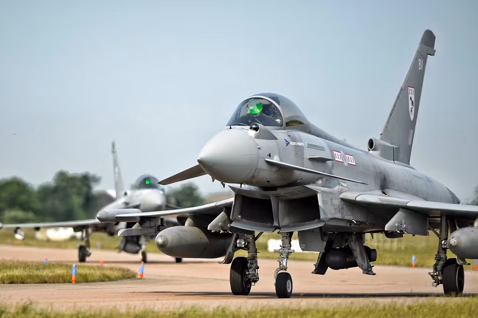 Không quân Italy cũng đã từng mua 62 chiến đấu cơ Eurofighter Typhoon trong quá khứ. Ngoài ra lực lượng này cũng đang lên kế hoạch để đặt mua 60 chiếc F-35A và 15 chiếc F-35B trong tương lai. Nguồn ảnh: Migflug.