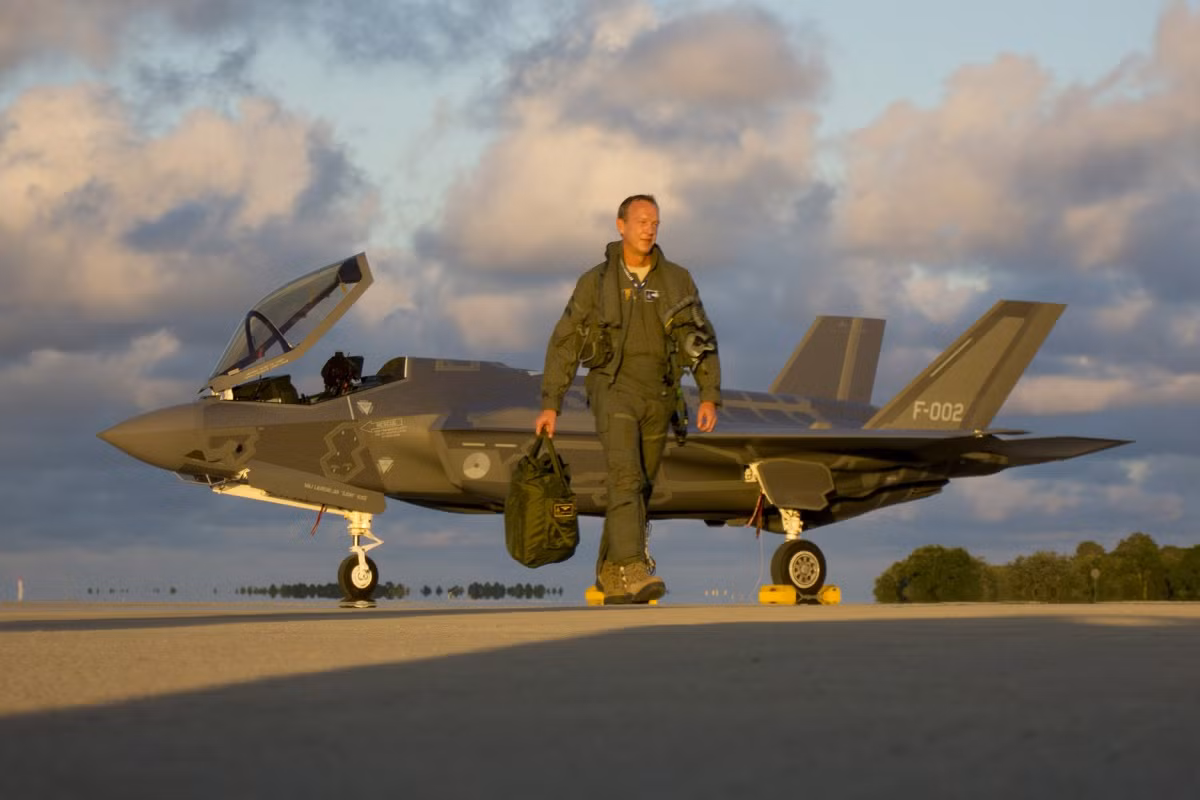 Không quân Hoàng gia Anh hiện tại có 86 chiếc Typhoon - trong tương lai sẽ là 160 chiếc khi hợp đồng mua sắm dàn máy bay chiến đấu này được hoàn thiện. Ngoài ra lực lượng này cũng dự kiến mua thêm 50 chiến đấu cơ F-35B từ Mỹ để tăng cường sức mạnh cho các tàu sân bay trong tương lai của mình. Nguồn ảnh: Migflug.