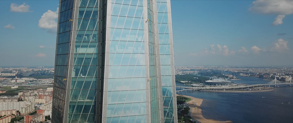 Từ lâu, Gazprom đã lên kế hoạch đặt trụ sở mới tại thành phố Saint Petersburg. Năm 2006, doanh nghiệp khởi động dự án xây dựng một tòa tháp ở trung tâm thành phố. Khu phức hợp đầu tiên của tập đoàn này mang tên Thành phố Gazprom và sau đó là Oktha Center.