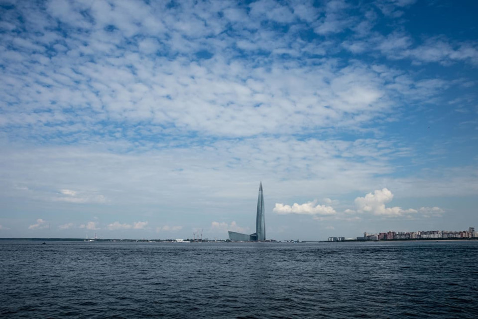 Móng của tòa tháp sâu 82 m, từng giữ kỷ lục Guinness thế giới vào năm 2015, trước khi bị một công trình xây dựng ở Dubai đánh bại năm 2017.