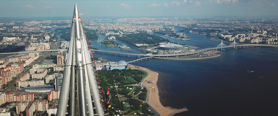 Những dự án của Gazprom làm dấy lên nhiều tranh cãi. Nhiều người quan ngại các công trình cao tầng sẽ phá hỏng trái tim lịch sử của thành phố, một di sản thế giới được UNESCO công nhận vào năm 1990. Do đó, vị trí xây dựng Lakhta Center cũng phải lựa chọn rất kỹ.