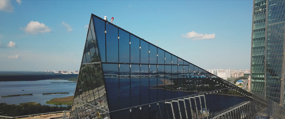 Theo Philip Nikandrov (một trong những kiến trúc sư tham gia dự án), hình dáng của tòa tháp tượng trưng cho ngọn lửa, giống với logo của Gazprom.