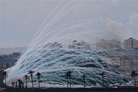 Việc không tuân thủ các công ước về chiến tranh sẽ khiến binh lính Mỹ khi bị bắt làm tù binh sẽ không được hưởng sự bảo vệ theo như những công ước quốc tế, khi đó tù binh Mỹ trong tay đối phương sẽ bị coi là tội phạm chiến tranh do dùng vũ khí cấm. Nguồn ảnh: Anza.