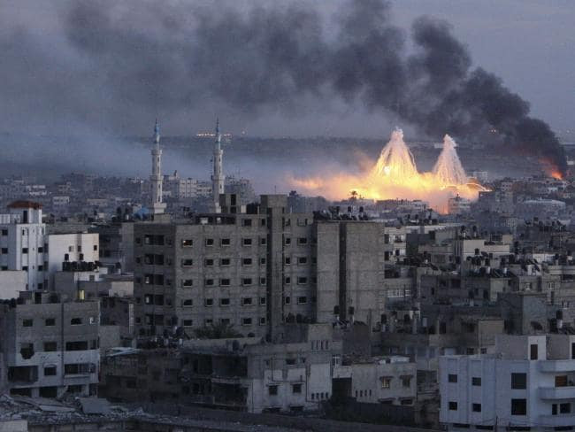 Phần lớn các quốc gia trên thế giới đều tuân thủ triệt để hiệp ước Geneve về việc hạn chế sử dụng các loại vũ khí có thành phần phốt pho trắng và các loại vũ khí Napalm khác. Tuy nhiên một vài quốc gia như Mỹ hay Israel vẫn cứng đầu không chịu tuân thủ triệt để quy tắc này. Nguồn ảnh: Pinterest.