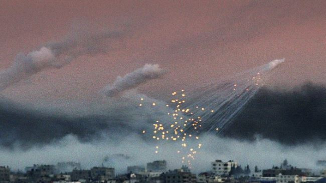 Phốt pho trắng là loại vũ khí được sử dụng rất phổ biến trong quá khứ, đặc biệt là ở Chiến tranh Việt Nam. Tuy nhiên kể từ những năm 80 của thế kỷ trước, Công ước Chiến tranh Sửa đổi của Geneve đã yêu cầu các nước trên thế giới "hạn chế tối đa việc sử dụng vũ khí có thành phần phốt pho trắng". Nguồn ảnh: Glue.