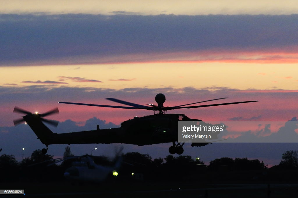 Ngày 6/10/2017, trực thăng Mi-28N của Nga phải hạ cánh khẩn cấp sau khi bị hoả lực mặt đất bắn nhầm. Phi hành đoàn được cho là an toàn sau vụ việc. Nguồn ảnh: Gettyimg.