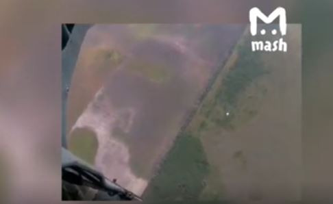 Do ở độ cao quá thấp, khi binh sĩ này tiến hành bung dù phụ, độ cao của anh ta là không đủ để có thể hãm lại tốc độ rơi đã quá lớn của chính bản thân mình. Kết quả là người lính này tử vong ngay khi tiếp đất. Nguồn ảnh: Mash.