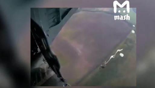 Sau khi dù mồi bị xé rách, binh sĩ này vẫn không hề hay biết và không có hành động mở dù phụ kịp thời. Bài nhảy dù ở độ cao thấp này được thực hiện từ máy bay trực thăng Mi-8 ở độ cao chỉ 600 mét so với mặt đất. Nguồn ảnh: Mash.