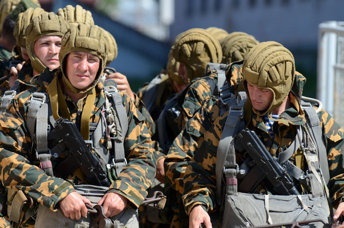 Thông thường, lính dù luôn mang theo hai dù khi nhảy. Một dù ở ba lô phía sau là dù chính, có sử dụng dây cưỡng bức mở dù mồi móc vào máy bay. Ngay khi rời cửa máy bay, dây cưỡng bức sẽ giật tung dù mồi để dù mồi kéo dù chính bung ra sau khi người lính đã đạt đủ tốc độ rơi. Nguồn ảnh: TASS.