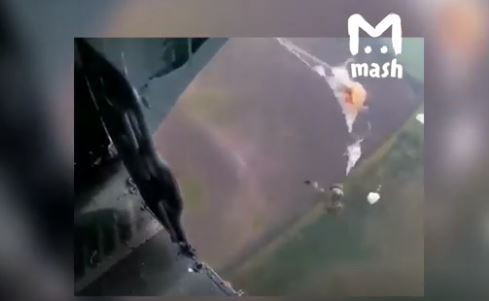 Theo đó, sự cố xảy ra khi dây cưỡng bức bung dù đã xé rách dù mồi một lính dù Nga khi binh sĩ này nhảy ra khỏi chiếc Mi-8. Ảnh: Hình ảnh ghi lại cảnh dù mồi của lính dù Nga bị dây cưỡng bức bung dù xé rách. Nguồn ảnh: Mash.