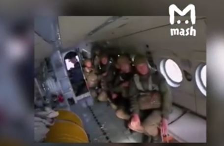 Toàn bộ quá trình đổ bộ bị hoãn lại, dù chất lượng của video ghi lại hình ảnh bên trong trực thăng đổ bộ là không cao nhưng cũng có thể nhận ra sự bàng hoàng của binh lính Nga khi vừa chứng kiến một người đồng đội thiệt mạng ngay trước mắt mình. Nguồn ảnh: Mash.
