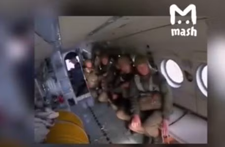 Toàn bộ quá trình đổ bộ bị hoãn lại, dù chất lượng của video ghi lại hình ảnh bên trong trực thăng đổ bộ là không cao nhưng cũng có thể nhận ra sự bàng hoàng của binh lính Nga khi vừa chứng kiến một người đồng đội thiệt mạng ngay trước mắt mình. Nguồn ảnh: Mash.