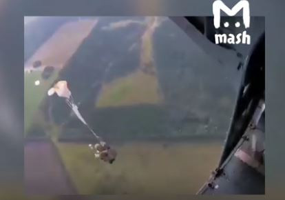 Ví dụ điển hình nhất là tai nạn mới đây trong một một buổi huấn luyện nhảy dù của một đơn vị đường không Nga trong trung tuần tháng 8, khiến một binh sĩ thiệt mạng. Theo video ghi lại từ hiện trường thì đơn vị dù trên đang thực hành bài đổ bộ đường không từ trực thăng Mi-8 thì tai nạn xảy ra. Nguồn ảnh: Mash.