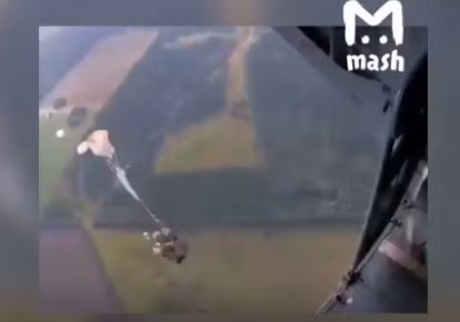 Ví dụ điển hình nhất là tai nạn mới đây trong một một buổi huấn luyện nhảy dù của một đơn vị đường không Nga trong trung tuần tháng 8, khiến một binh sĩ thiệt mạng. Theo video ghi lại từ hiện trường thì đơn vị dù trên đang thực hành bài đổ bộ đường không từ trực thăng Mi-8 thì tai nạn xảy ra. Nguồn ảnh: Mash.