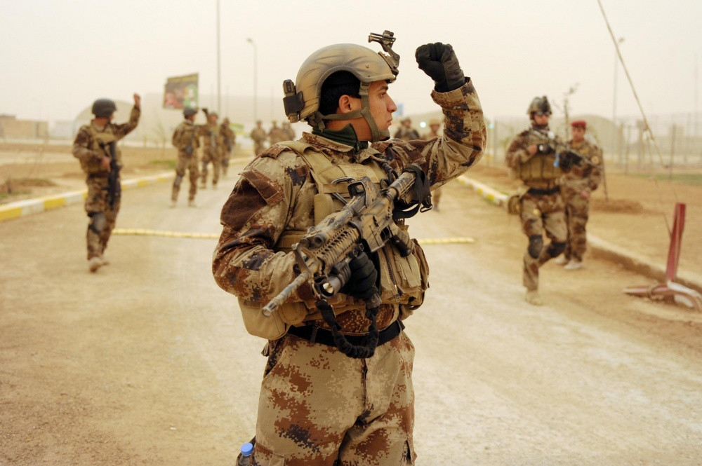 Do lo ngại các lực lượng phiến quân sẽ sử dụng vũ khí hóa học trong cuộc chiến nên binh lính đặc nhiệm Iraq cũng luôn mang theo mặt nạ phòng độc khi chiến đấu. Nguồn ảnh: Aalzhi.