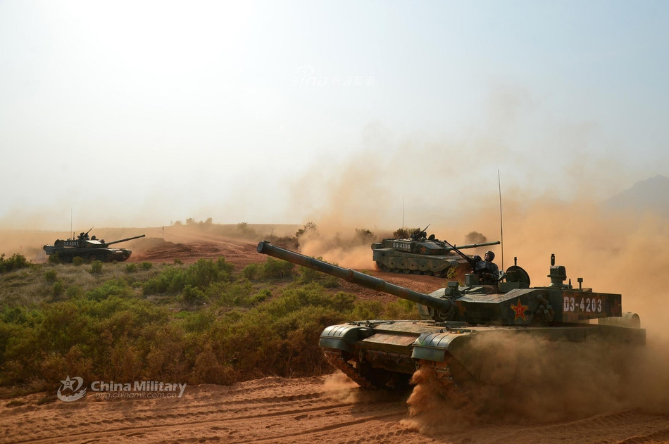 Giống với thiết kế của xe tăng T-72, xe tăng chủ lực Type 99 của Trung Quốc có lái xe ngồi ở chính giữa xe. Thiết kế này được đánh giá là kém hiệu quả vì có thể khiến tài xế không thể thoát ra khỏi xe trong trường hợp khẩn cấp khi bị nòng pháo chắn ngang cửa nóc. Nguồn ảnh: Sina.