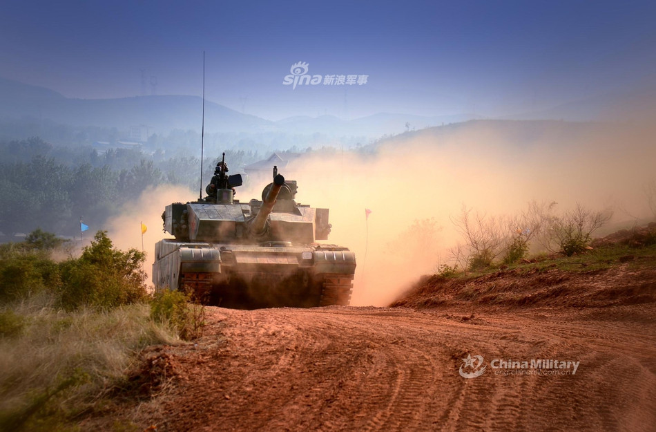 Type 99 cũng sử dụng hệ thống nạp đạn tự động với pháo chính là loại pháo nòng trơn cỡ nòng 125mm cùng với hệ thống nạp đạn tự động. Giáp của Type 99 dù không được công bố thông số chi tiết nhưng được xem là giáp tổng hợp composite. Nguồn ảnh: Sina.