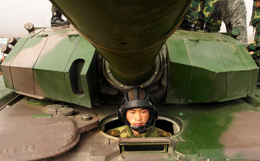 Cận cảnh vị trí của lái xe ngay dưới tháp pháo khi pháo thủ nhắm thẳng hướng 12 giờ. Trong trường hợp nòng pháo đang ở trạng thái thấp, lái xe sẽ rất khó có thể thoát ra ngoài một cách dễ dàng được. Nguồn ảnh: Sina.