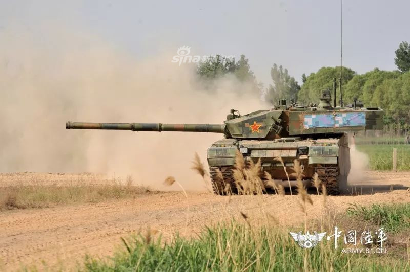 Nhiều nguồn tin khẳng định, Type 99 được thiết kế từ phiên bản Type 90 còn Type 90 lại được thiết kế dựa trên xe tăng T-72 của Liên Xô. Trong đó có phần khung gầm được nhái lại hoàn toàn từ T-72 nhưng hệ thống treo lại do Trung Quốc tự thiết kế. Nguồn ảnh: Sina.