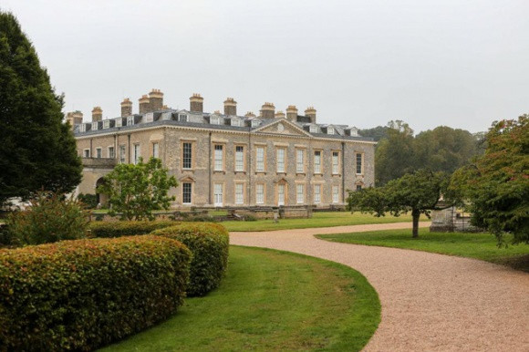 Lối vào khu dinh thự.