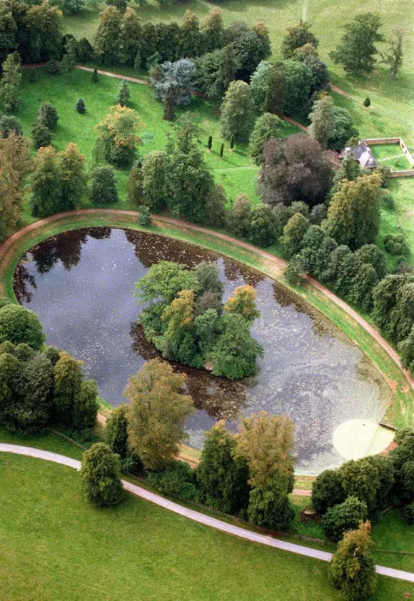 Nơi yên nghỉ của Công nương Diana nằm ở hòn đảo nhỏ yên tĩnh giữa mặt hồ yên ả. Nơi đây đã trải qua cuộc đại tu đầu tiên trong suốt hơn 350 năm qua.